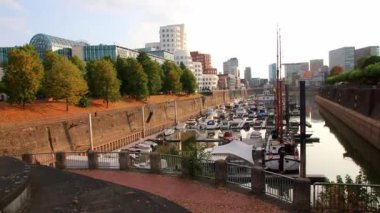Almanya, Düsseldorf 'ta tekneleri olan liman