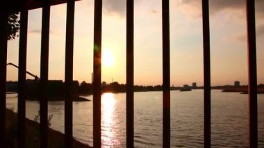 Düsseldorf 'ta nehir gün batımında, Almanya 