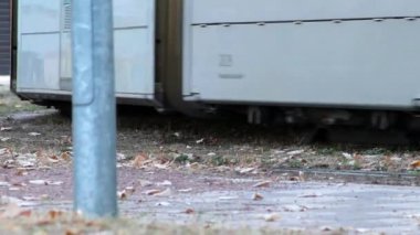 Kapıları açık olan toplu taşıma tramvayı ve tren istasyonundan ayrılarak turistlerin ve banliyölerin işe gidip gelmelerine ve eve dönmelerine yol açıyor. Böylece elektrikli trenler ile karbondioksit salınımını azaltıyor.