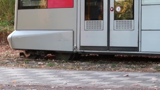 Straßenbahn Mit Offenen Türen Die Türen Schließt Und Den Bahnhof — Stockvideo