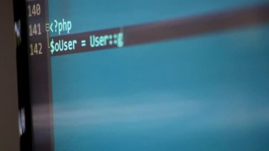 Web geliştiricisi ve php geliştiricisi tarafından ekrana PHP-kod yazılması güvenli nesne programlama dilinde modern uygulamalar için kaynak kodlu ve sunucu betiklerine sahip bilgisayar ekranını gösterir
