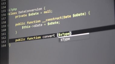 Web geliştiricisi ve php geliştiricisi tarafından ekrana PHP-kod yazılması güvenli nesne programlama dilinde modern uygulamalar için kaynak kodlu ve sunucu betiklerine sahip bilgisayar ekranını gösterir