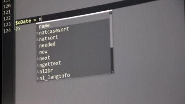 Web geliştiricisi ve php geliştiricisi tarafından ekrana PHP-kod yazılması güvenli nesne programlama dilinde modern uygulamalar için kaynak kodlu ve sunucu betiklerine sahip bilgisayar ekranını gösterir