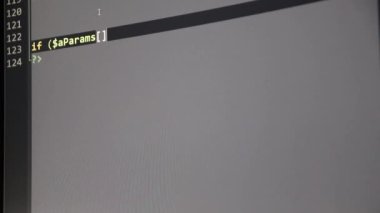 Web geliştiricisi ve php geliştiricisi tarafından ekrana PHP-kod yazılması güvenli nesne programlama dilinde modern uygulamalar için kaynak kodlu ve sunucu betiklerine sahip bilgisayar ekranını gösterir