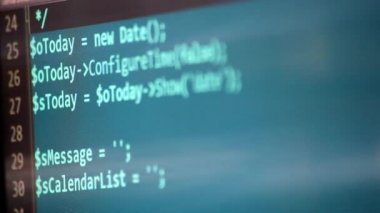 Web geliştiricisi ve php geliştiricisi tarafından ekrana yansıtılan PHP-code incelemesi, güvenli nesne yönelimli programlama dilinde modern uygulamalar için kaynak kodlu bilgisayar ekranı ve sunucu betikleri gösteriyor