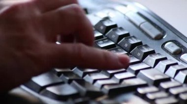 Web geliştiricisi ve php geliştiricisi tarafından ekrana PHP-kod yazılması güvenli nesne programlama dilinde modern uygulamalar için kaynak kodlu ve sunucu betiklerine sahip bilgisayar ekranını gösterir