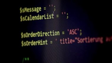 Web geliştiricisi ve php geliştiricisi tarafından ekrana yansıtılan PHP-code incelemesi, güvenli nesne yönelimli programlama dilinde modern uygulamalar için kaynak kodlu bilgisayar ekranı ve sunucu betikleri gösteriyor