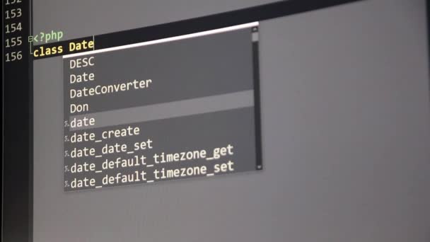 Web開発者とPhp開発者による画面上のPhp Codeと入力すると 安全なオブジェクト指向プログラミング言語で現代のアプリケーションのためのウェブサイトとサーバースクリプトのソースコードとコンピュータ画面が表示されます — ストック動画
