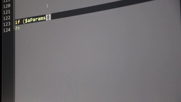 Web開発者とPhp開発者による画面上のPhp Codeと入力すると 安全なオブジェクト指向プログラミング言語で現代のアプリケーションのためのウェブサイトとサーバースクリプトのソースコードとコンピュータ画面が表示されます — ストック動画