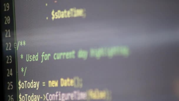 Web開発者とPhp開発者による画面上のPhp Codeレビューは 安全なオブジェクト指向プログラミング言語で現代のアプリケーションのためのウェブサイトとサーバースクリプトのソースコードとコンピュータ画面を示しています — ストック動画