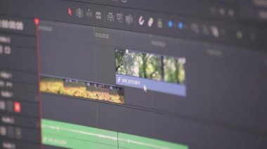 Görüntü kliplerini ve karışık sahneleri veya renk derecelerini stüdyonun kalitesinde sinematik efektler ve video ve ses tasarımı ile azaltmak için uzman yazılımıyla film yapımında profesyonel video düzenleme süreci
