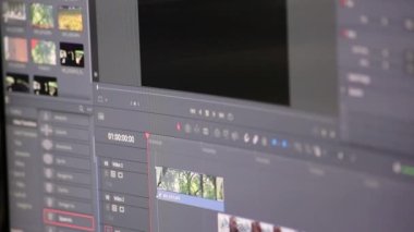 Görüntü kliplerini ve karışık sahneleri veya renk derecelerini stüdyonun kalitesinde sinematik efektler ve video ve ses tasarımı ile azaltmak için uzman yazılımıyla film yapımında profesyonel video düzenleme süreci