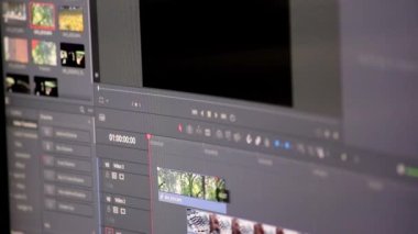 Görüntü kliplerini ve karışık sahneleri veya renk derecelerini stüdyonun kalitesinde sinematik efektler ve video ve ses tasarımı ile azaltmak için uzman yazılımıyla film yapımında profesyonel video düzenleme süreci