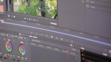 Görüntü kliplerini ve karışık sahneleri veya renk derecelerini stüdyonun kalitesinde sinematik efektler ve video ve ses tasarımı ile azaltmak için uzman yazılımıyla film yapımında profesyonel video düzenleme süreci