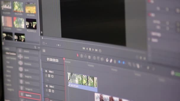 専門家のソフトウェアを使用して映画制作のための専門的なビデオ編集プロセスは スタジオの品質で映像クリップをカットし シーケンスやカラーグレーディングと映画効果やビデオやサウンドデザインをミックスします — ストック動画