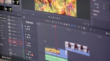 Görüntü kliplerini ve karışık sahneleri veya renk derecelerini stüdyonun kalitesinde sinematik efektler ve video ve ses tasarımı ile azaltmak için uzman yazılımıyla film yapımında profesyonel video düzenleme süreci