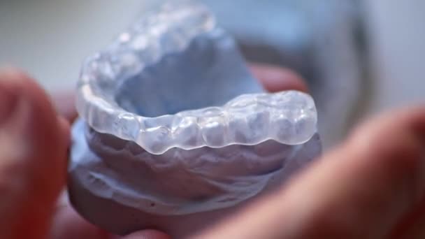 Ортодонт Держит Отпечаток Зуба Зубную Шину Руками Защиты Зубов Бруксизма — стоковое видео