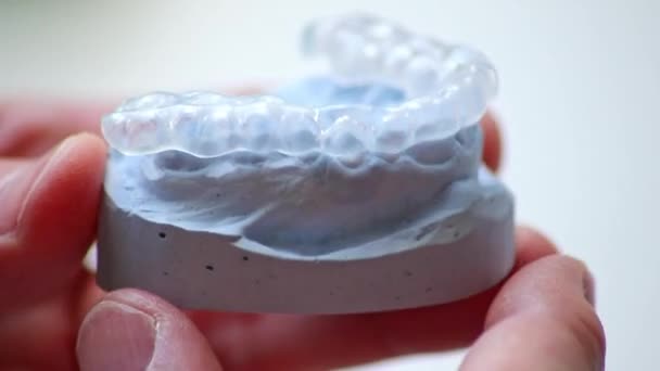 Kieferorthopäde Mit Zahnabdruck Und Zahnschiene Als Zahnärztlicher Schutz Gegen Bruxismus — Stockvideo