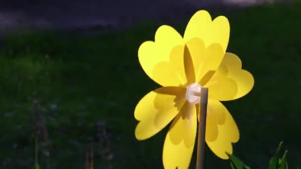 Shiny Vibrant Yellow Wind Mill Pinwheel Whiligig Rotating Summer Breeze — Stock Video
