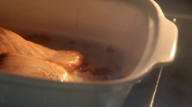 Sobanın içindeki lezzetli somon balığı ızgarada cızırdıyor ve omega-3 yağ asitleriyle sağlıklı deniz ürünleri gibi kıvrılıyor. Somon pişirme sırasında somon pişirme fırınının içinde ev yapımı yemek yapmak kadar kolay.