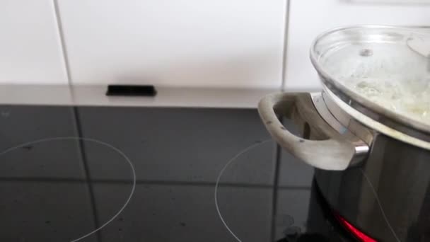 Cartofii Fierți Apă Caldă Oală Argint Aragaz Ceramic Arată Gătit — Videoclip de stoc
