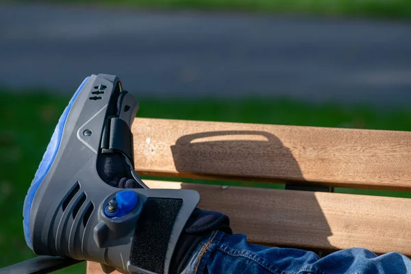 Menino Com Quebrado Sapato Ortopédico Andador Após Fratura Óssea Repousa — Fotografia de Stock
