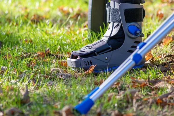 Niño Con Pie Roto Zapato Ortopédico Caminante Después Fractura Ósea — Foto de Stock