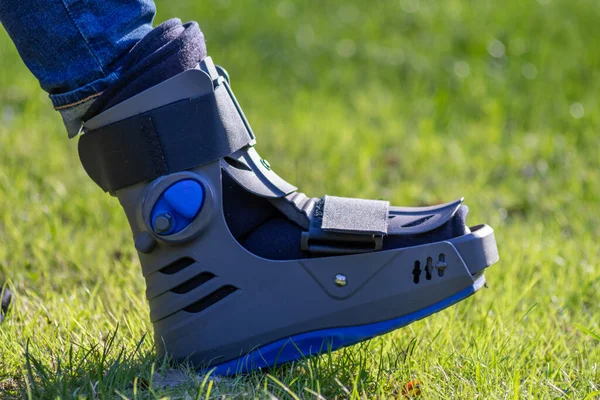 Junge Mit Gebrochenem Fuß Und Orthopädischem Schuh Oder Rollator Nach Stockbild