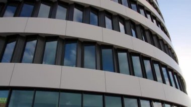 Düsseldorf, Almanya - 10 02 2022: Dusseldorfer Medienhafen 'deki Alman trivago karargahı otel portalı seyahat danışmanı modern ofis binası güneş ışığını gösteriyor