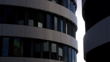 Düsseldorf, Almanya - 10 02 2022: Dusseldorfer Medienhafen 'deki Alman trivago karargahı otel portalı seyahat danışmanı modern ofis binası güneş ışığını gösteriyor