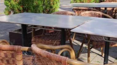 Güneşli bir günde kilitleme sırasında boş bir kafeterya