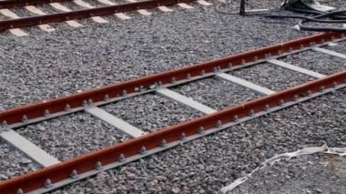 Şehir tren istasyonunda paslı demiryolu sonu demiryolu ağında tren ve ulaşım için çıkmaz sokak ya da tampon blokları ya da güvenlik bloklarının kapatılması için terk edilmiş demiryolu bağlantısı olarak son buluyor