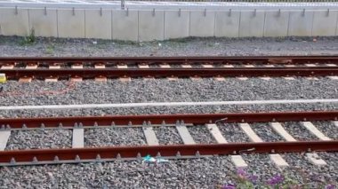 Şehir tren istasyonunda paslı demiryolu sonu demiryolu ağında tren ve ulaşım için çıkmaz sokak ya da tampon blokları ya da güvenlik bloklarının kapatılması için terk edilmiş demiryolu bağlantısı olarak son buluyor
