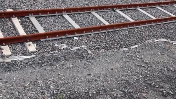 철도역에서 의녹슨 철도역의 열차와 수송을 막다른 버려진 연결을 — 비디오
