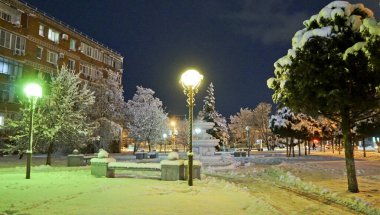 Kış gecesi sokak fotoğrafçılığının kendine has cazibesi vardır. Konum - Rusya, Krasnodar Bölgesi, Ust-Labinsk 'in güneyindeki küçük bir kasaba. 