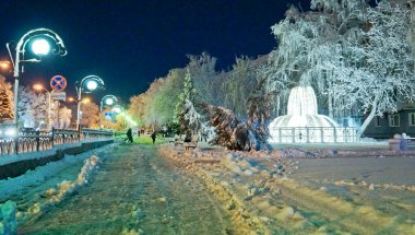 Kış gecesi sokak fotoğrafçılığının kendine has cazibesi vardır. Konum - Rusya, Krasnodar Bölgesi, Ust-Labinsk 'in güneyindeki küçük bir kasaba. 