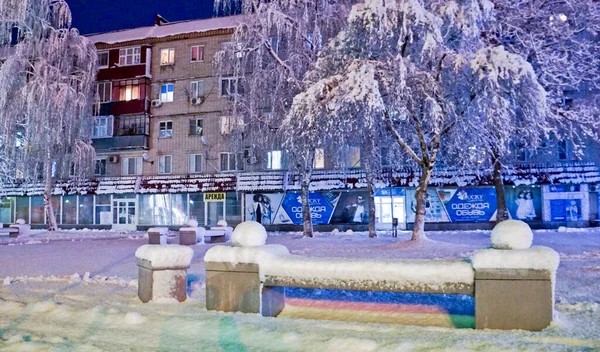 冬夜街上摄影有它的魅力 俄罗斯 克拉斯诺达尔地区 南部的一个小镇 乌斯季 拉宾斯克 — 图库照片