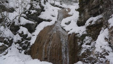 Konum - Rusya, Kuzey Kafkasya, Kurdzhips nehir kanyonu. Guam Vadisi Kafkasya 'da turizm için en güzel yerlerden biridir. Gece çekimi. 