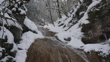 Konum - Rusya, Kuzey Kafkasya, Kurdzhips nehir kanyonu. Guam Vadisi Kafkasya 'da turizm için en güzel yerlerden biridir. Gece çekimi. 