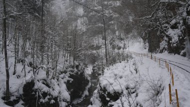 Kafkas Dağları 'nın şaşırtıcı kış doğası. Yer Rusya, Guam Gorge bölgesi. Eğitimli yürüyüşçüler için kullanılabilir.