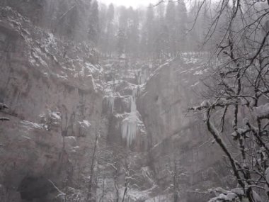 Kafkas Dağları 'nın şaşırtıcı kış doğası. Yer Rusya, Guam Gorge bölgesi. Eğitimli yürüyüşçüler için kullanılabilir. 