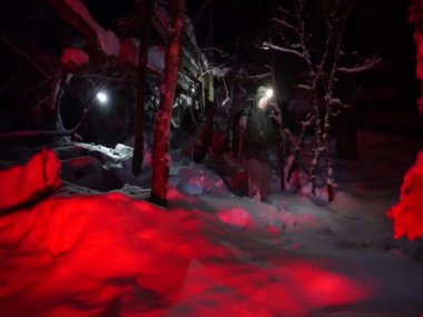 Rusya, Kuzey Kafkasya, Guam Boğazı bölgesi. Gece aşırı bir kış yürüyüşünden döndü.. 