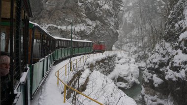 Kafkas Dağları 'nın şaşırtıcı kış doğası. Yer Rusya, Guam Gorge bölgesi. Eğitimli yürüyüşçüler için kullanılabilir.