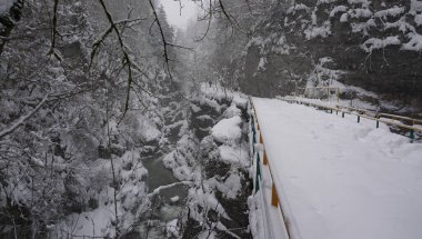 Kafkas Dağları 'nın şaşırtıcı kış doğası. Yer Rusya, Guam Gorge bölgesi. Eğitimli yürüyüşçüler için kullanılabilir. 