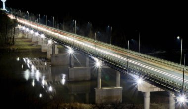 Rusya, Krasnodar Bölgesi, Ust-Labinsk şehri ve çevresi. Gece fotoğrafçılığının birkaç teknik ayrıntısı vardır ama sonuç şüphesiz göze hoş gelir.. 