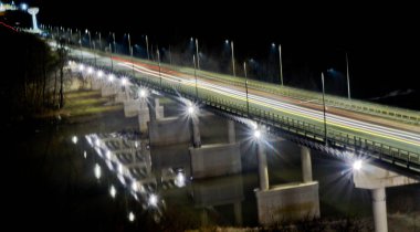 Rusya, Krasnodar Bölgesi, Ust-Labinsk şehri ve çevresi. Gece fotoğrafçılığının birkaç teknik ayrıntısı vardır ama sonuç şüphesiz göze hoş gelir.. 