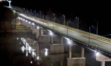 Rusya, Krasnodar Bölgesi, Ust-Labinsk şehri ve çevresi. Gece fotoğrafçılığının birkaç teknik ayrıntısı vardır ama sonuç şüphesiz göze hoş gelir.. 