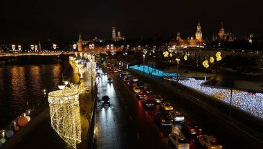 Moskova 'nın kış manzarası. Kremlin, Moskova nehri ve Zaryadye parkı. Şubat 2022. 