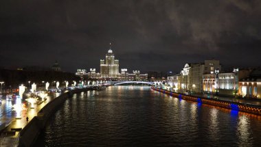 Moskova 'nın kış manzarası. Kremlin, Moskova nehri ve Zaryadye parkı. Şubat 2022. 