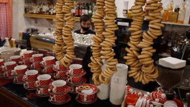 Moskova 'daki modern kafe ve restoranların çevresi Sovyet teçhizatlarıyla büyük ölçüde tamamlanmış durumda. SSCB 'den gelen eşyalar bir kafe atmosferine uyum sağlıyor.. 